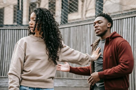 Online Dating Red Flags: Key Warning Signs to Watch For